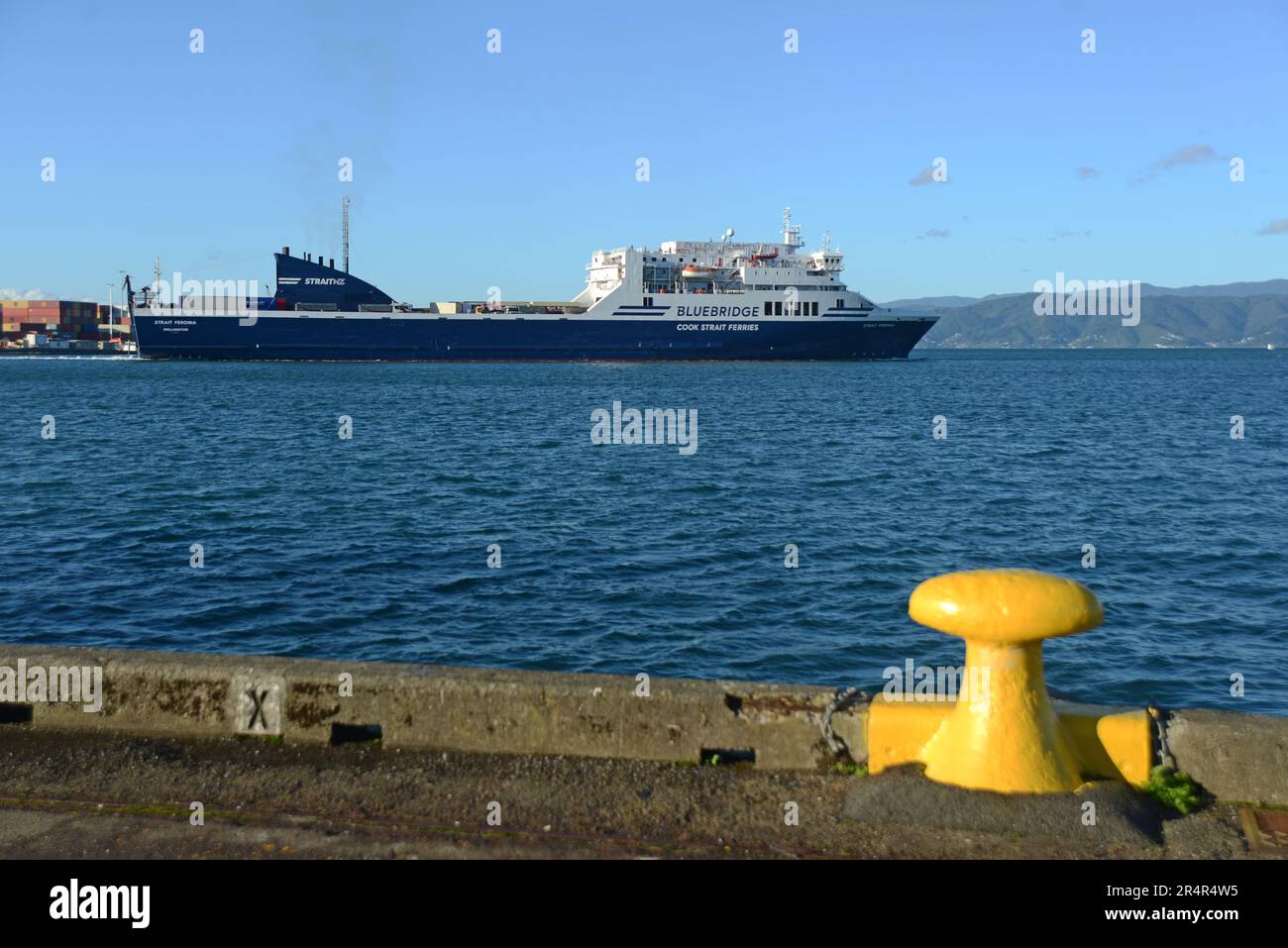 WELLINGTON, NEUSEELAND, 16. MAI 2023: Die Bluebridge Fähre Strait Feronia verlässt den Hafen von Wellington und ist für Picton auf der Südinsel bestimmt. Stockfoto