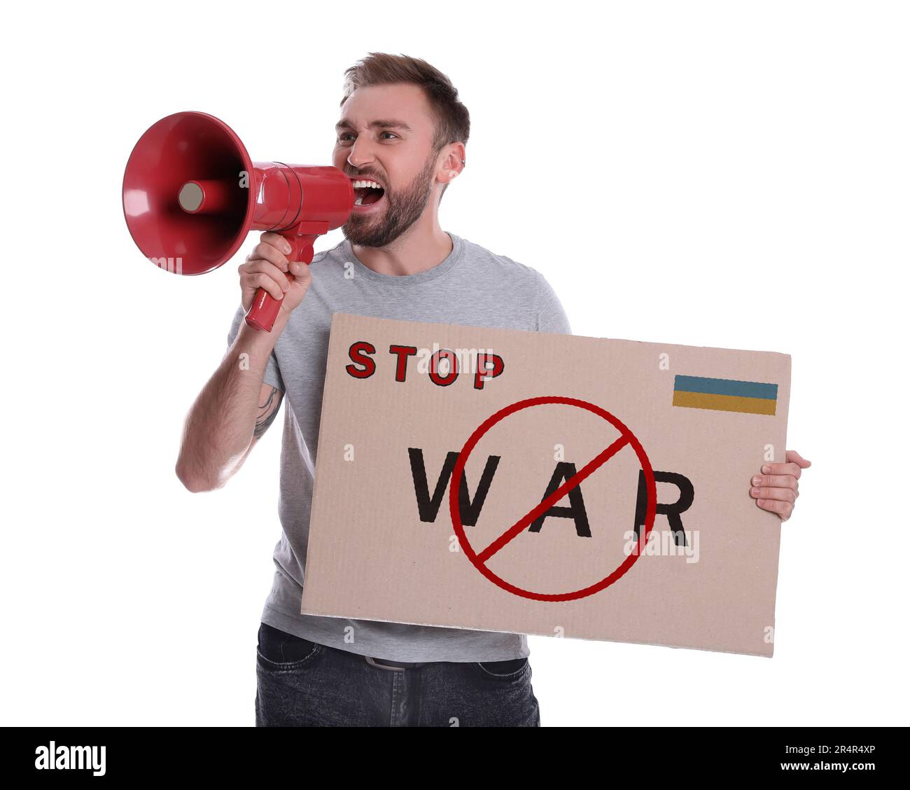 Ein Mann, der Stop war mit Megafon auf weißem Hintergrund anruft. Poster mit Text, ukrainische Flagge und Verbotsschild Stockfoto