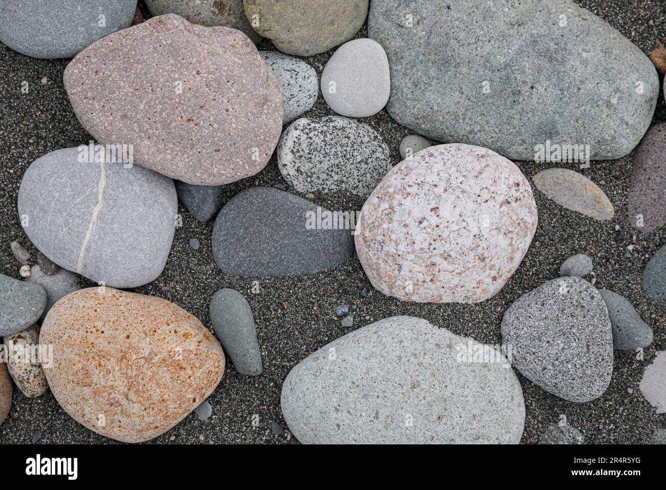 Viele verschiedene Kieselsteine wie Hintergrund, Draufsicht Stockfoto