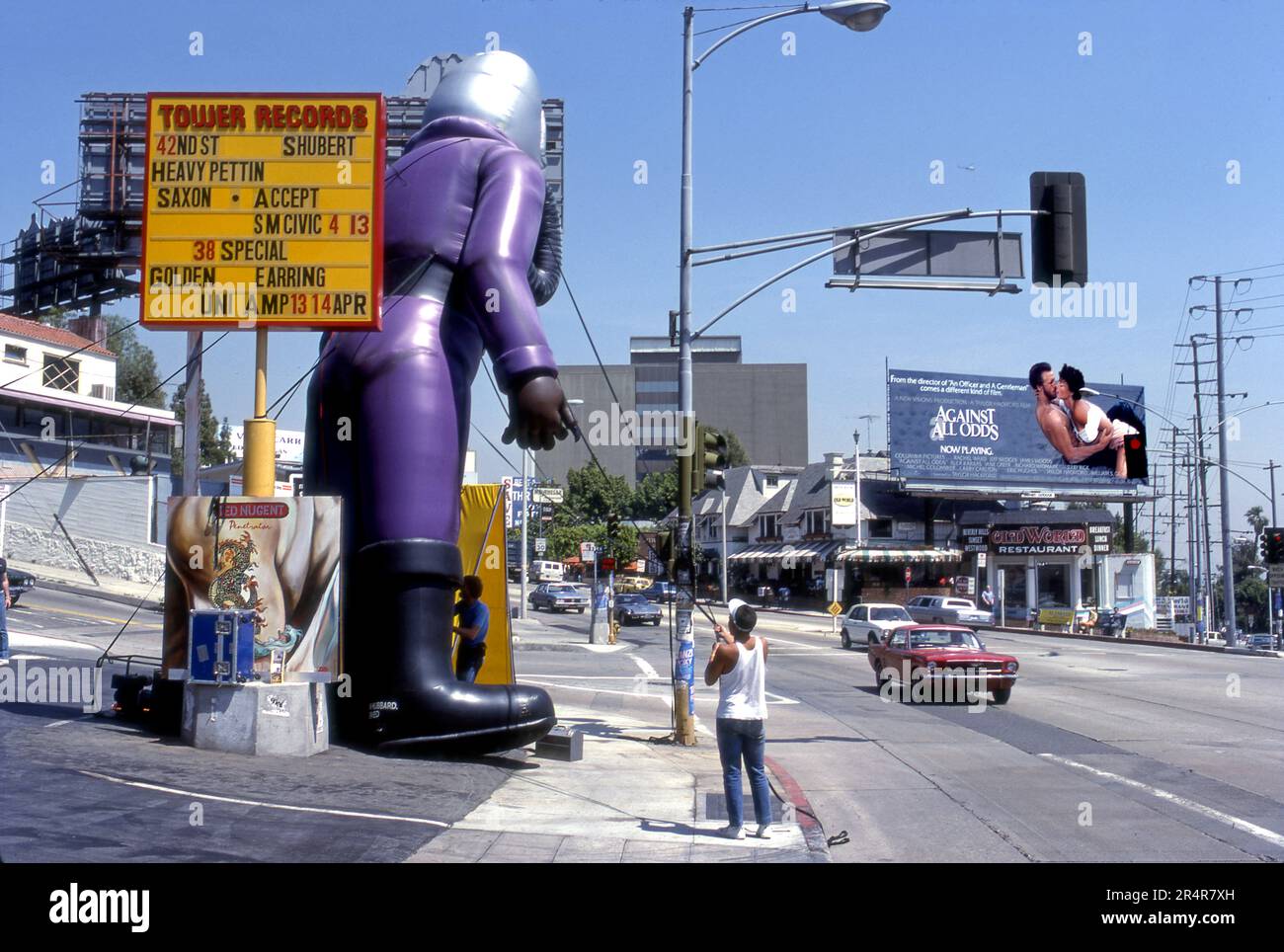 Ein Arbeiter, der einen aufblasbaren Werbeballon vor Tower Records auf dem Sunset Strip in Los Angeles, Kalifornien, installiert Stockfoto