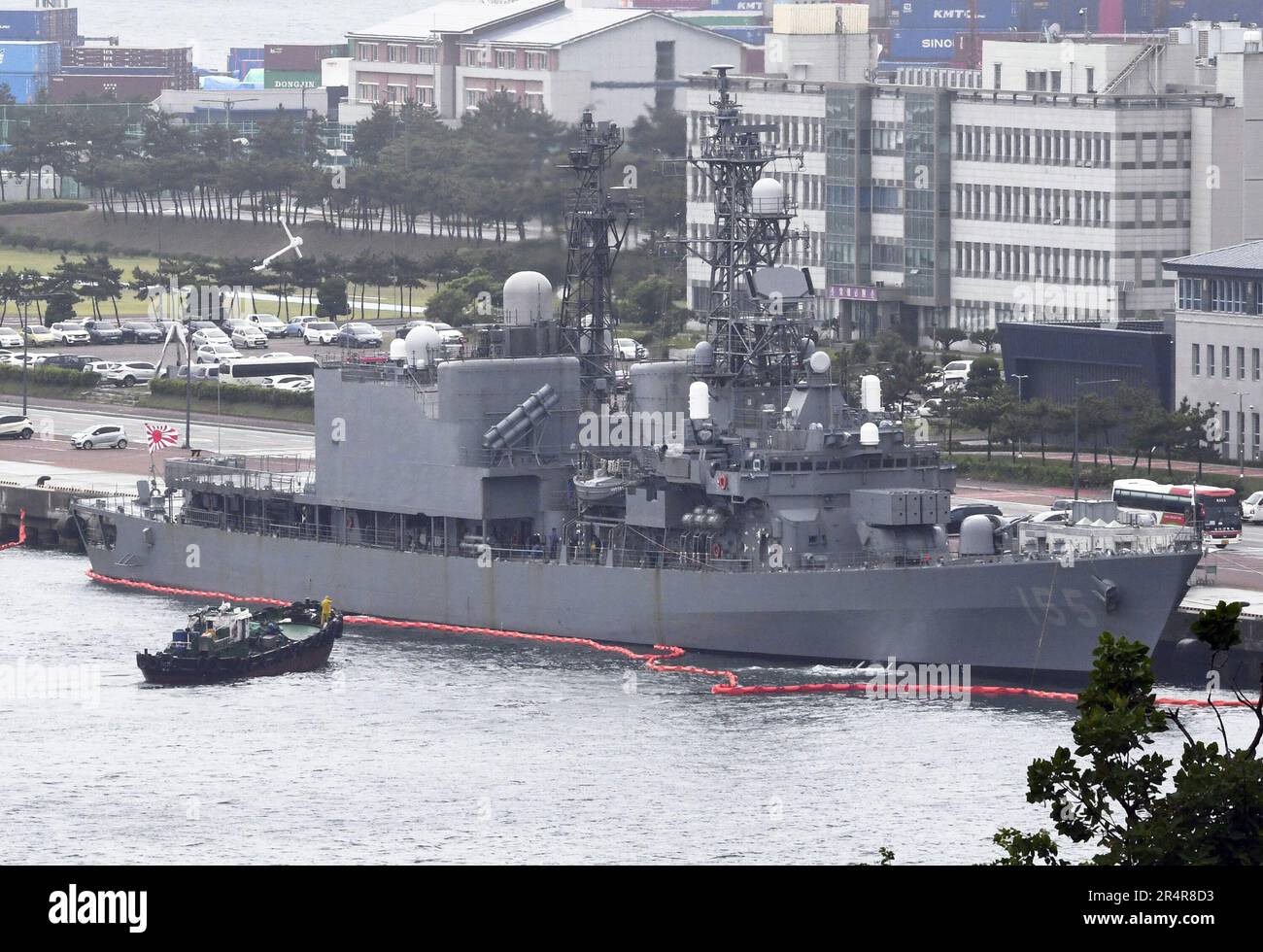 Am 29. Mai 2023 kommt ein japanischer Selbstverteidiger unter der aufsteigenden Sonnenflagge in einem Hafen in Busan, Südkorea, an, um an einer gemeinsamen Marineübung mit Ländern wie Südkorea, den Vereinigten Staaten und Australien teilzunehmen, die am 31. Mai vor der Insel Jeju stattfinden soll. (Kyodo)==Kyodo Foto via Credit: Newscom/Alamy Live News Stockfoto