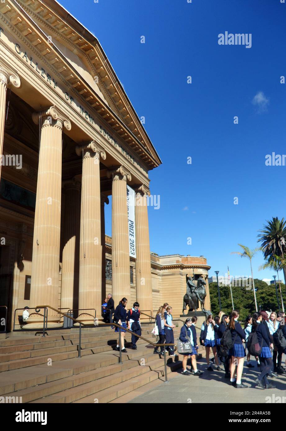 Schulkinder in Uniform verlassen die Art Gallery of NSW, Sydney, Australien. Kein MR oder PR Stockfoto