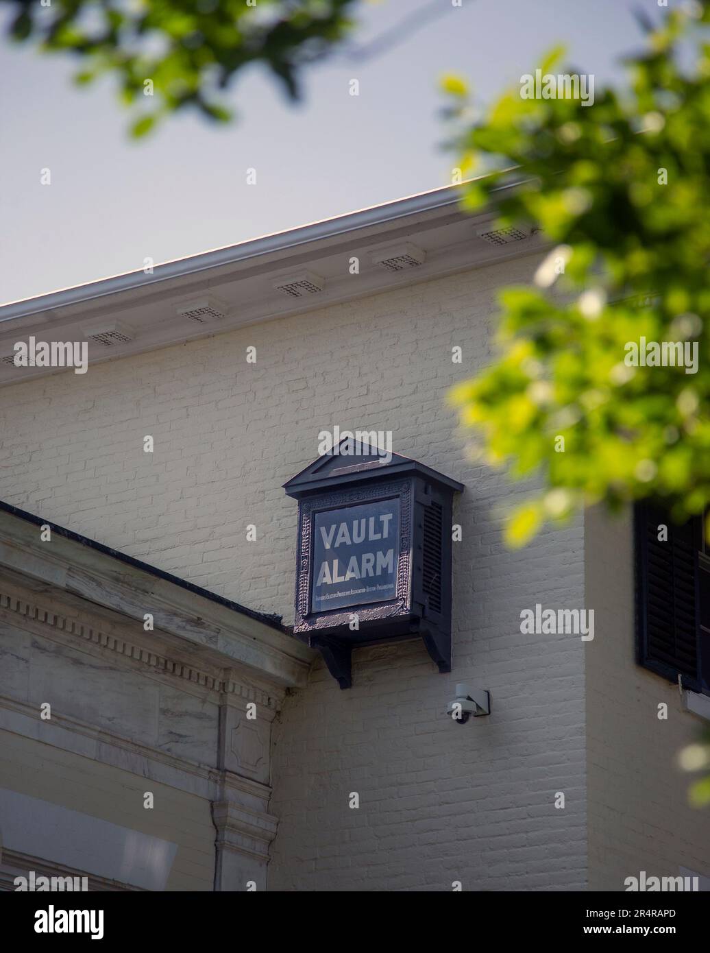 Tresoralarm-Schild an einem alten Bankgebäude in Litchfield, CT Stockfoto