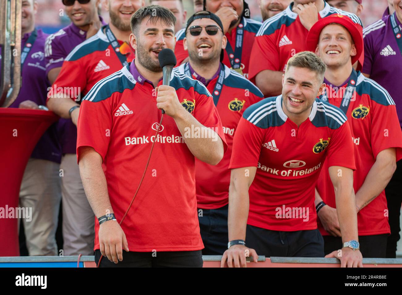 Limerick, Irland. 30. Mai 2023. John Hodnett mit Mikrofon beim Münster-Rugby-Homecoming im Thomond Park Stadium in Limerick, Irland, am 29. Mai 2023 (Foto: Andrew SURMA/Credit: SIPA USA/Alamy Live News Stockfoto