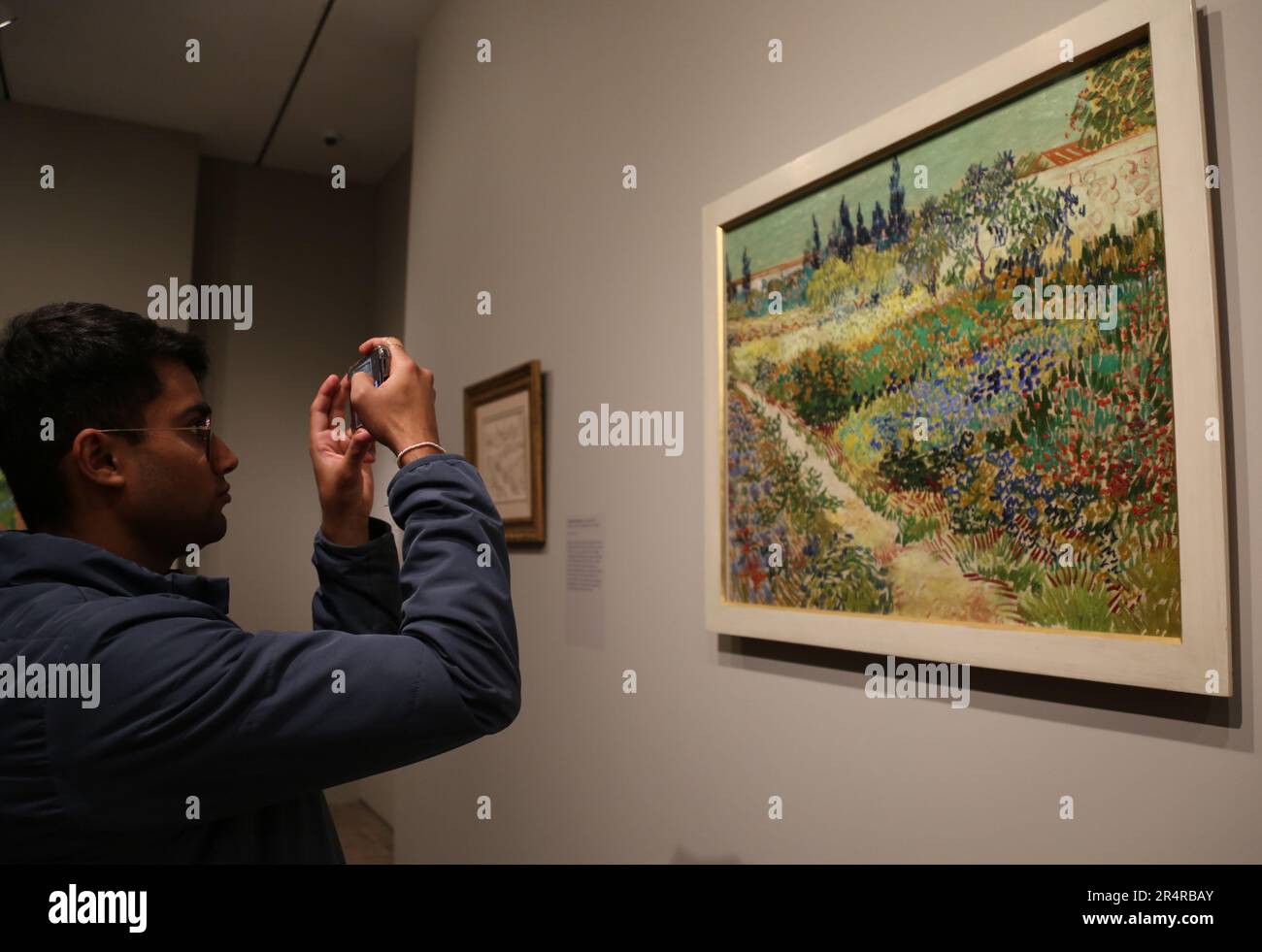 New York, USA. 29. Mai 2023. Am 29. Mai 2023 fotografiert ein Besucher im Metropolitan Museum of Art in New York, USA, ein Werk von Van Gogh. Kredit: Liu Yanan/Xinhua/Alamy Live News Stockfoto