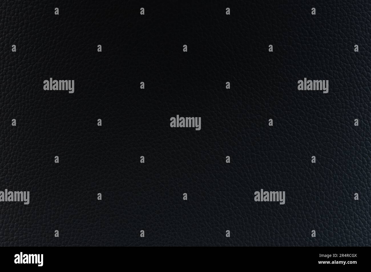 Dunkle Nahaufnahme des Texturhintergrunds in Lederoptik Stockfoto