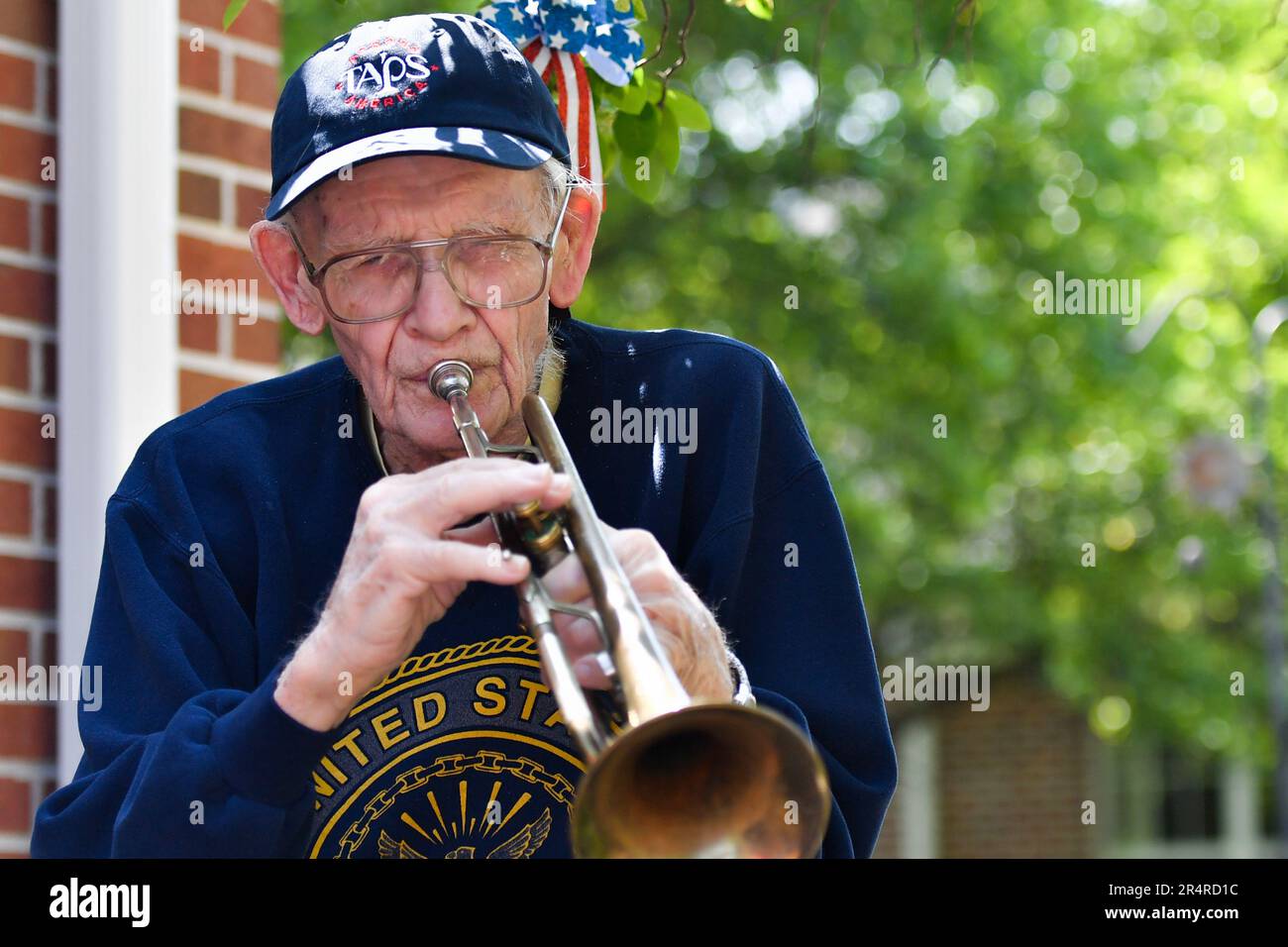 Wilkes Barre, Usa. 29. Mai 2023. Bobby Baird, 93, spielt Taps im Garden Nursing Center um 3pm Uhr am Memorial Day für Taps Across America, A National Moment of Remembrance. Baird nimmt seit Beginn der Veranstaltung im Jahr 2000 an der jährlichen Veranstaltung Teil. Bobby Baird war das jüngste Mitglied der US Navy Band, während er von 1948 bis 52 spielte. Als er gefragt wurde, wie oft er Taps gespielt hat, sagte er: „Zu oft möchte ich mich erinnern“. Kredit: SOPA Images Limited/Alamy Live News Stockfoto