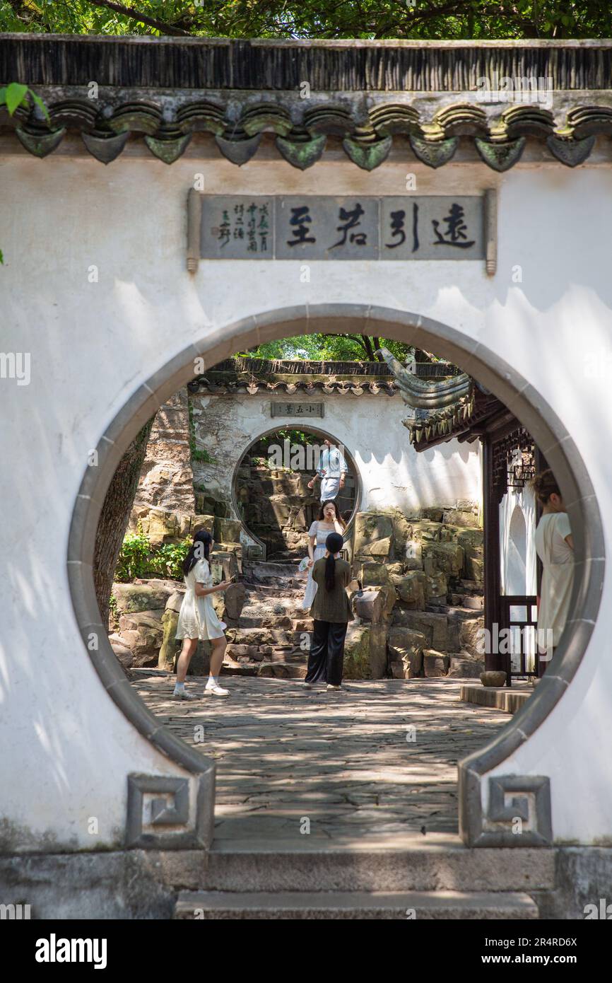 Suzhou-Gartenöffnungen und -Fenster Stockfoto