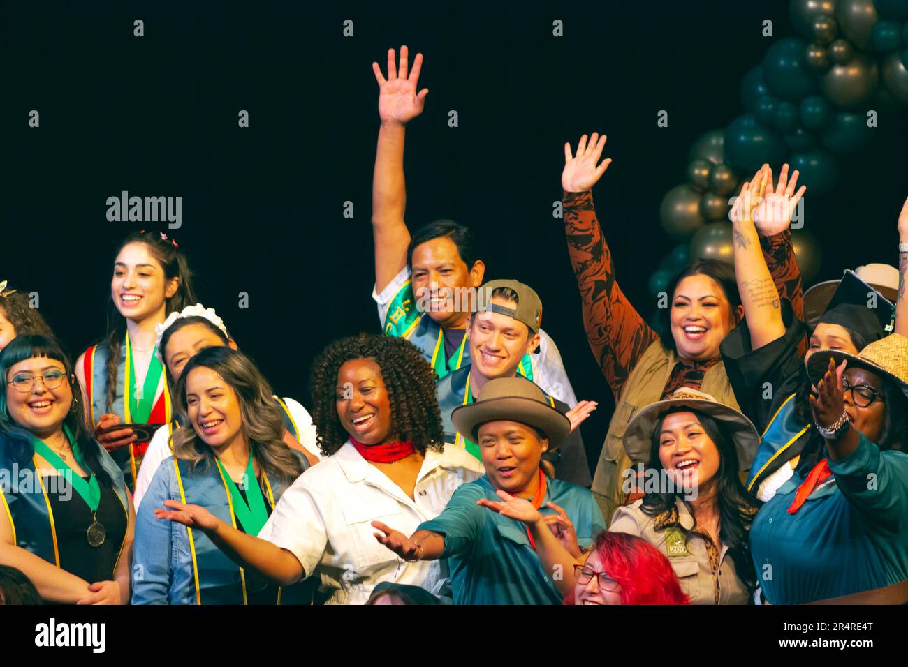 Ein stolzer Moment für den Absolvent Gio Skelton 2023, gefangen bei der EOPS Guardian Scholars Graduation und der Gelehrtenzeremonie am Crafton Hills College. Stockfoto