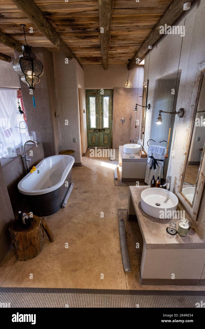 Waschraum in der Sultan Suite in Onguma The Fort, Onguma Game Reserve, Namibia, Afrika Stockfoto