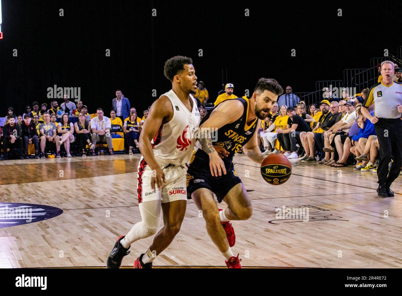 Edmonton, Kanada. 28. Mai 2023. Edmonton's (15) Chandler Vaudrin fordert Calgarys (6) Admon Gilder Jr während der Eröffnungssaison Edmonton Stingers 2023 gegen den Calgary Surge heraus. Calgary Surge 82 -81 Edmonton Stingers Credit: SOPA Images Limited/Alamy Live News Stockfoto