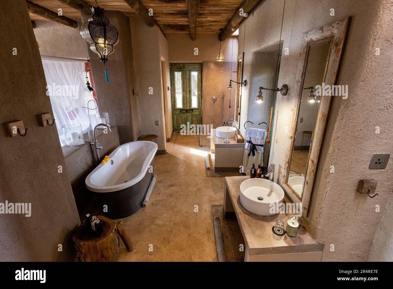Waschraum in der Sultan Suite in Onguma The Fort, Onguma Game Reserve, Namibia, Afrika Stockfoto