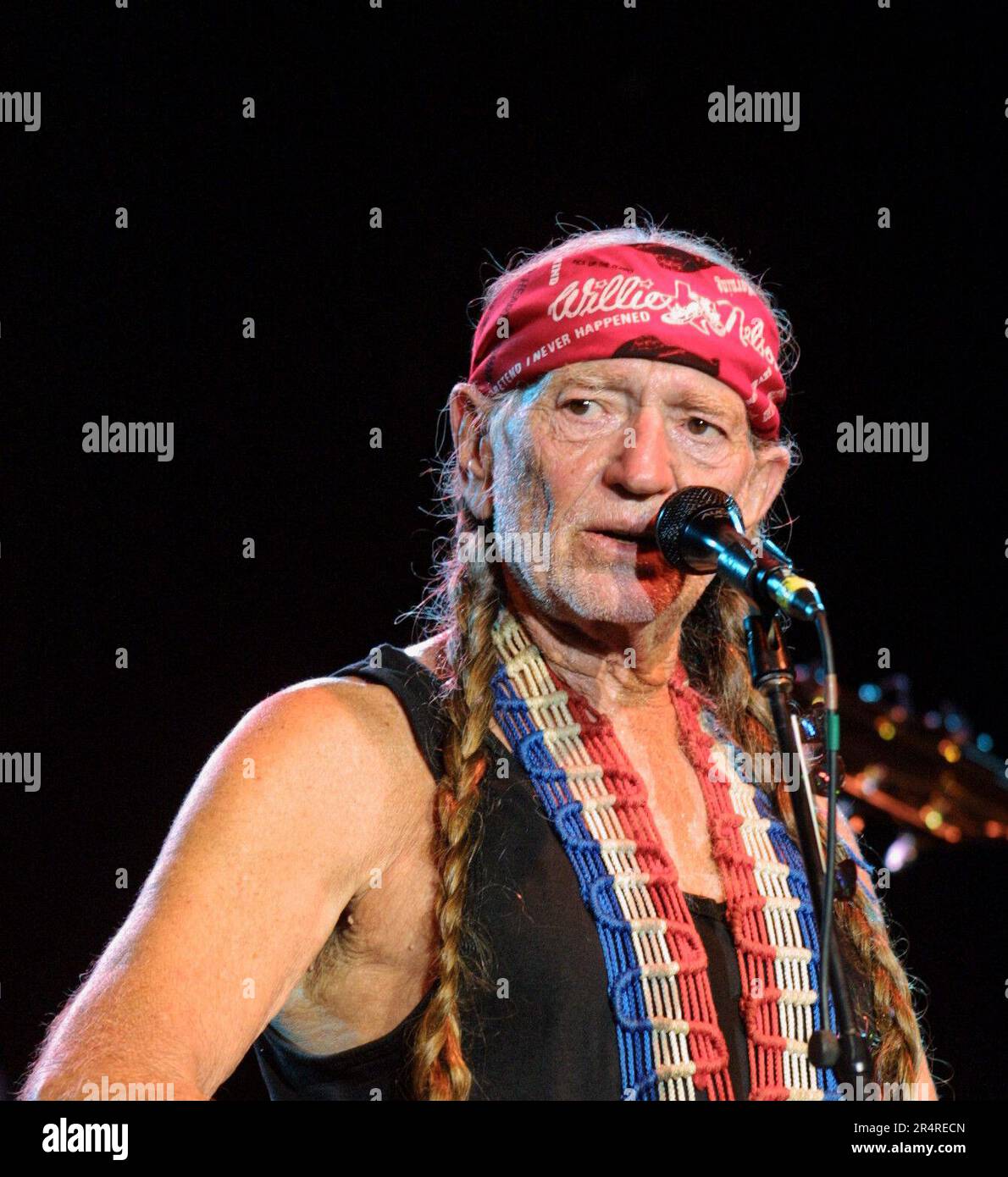 Willie Nelson, 68, tritt am Dienstag, den 21. August 2001, bei einem Konzert der Kentucky State Fair im Cardinal Stadium in Louisville, Jefferson County, KY, auf. USA. Der multitalentierte Sänger, Songwriter, Instrumentalist, Schauspieler und politische Aktivist war ein Pionier der ikonoklastischen Bewegung „Outlaw Country“, ein Subgenre der Country-Musik, die sich Ende der 1960er Jahre als Alternative zum konservativeren „Nashville Sound“ entwickelte, der die Branche damals dominierte. (APEX MediaWire Foto von Billy Suratt) Stockfoto