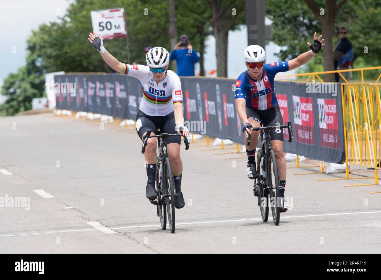 UCI-Weltmeisterschaft, Straßenrennen, Huntsville, Alabama, USA. 29. Mai 2023. Samantha Bosco und Shawn Morelli aus den Vereinigten Staaten überqueren gemeinsam die Ziellinie. Bosco gewinnt das Straßenrennen C4 für Frauen. Kredit: Casey B. Gibson/Alamy Live News Stockfoto