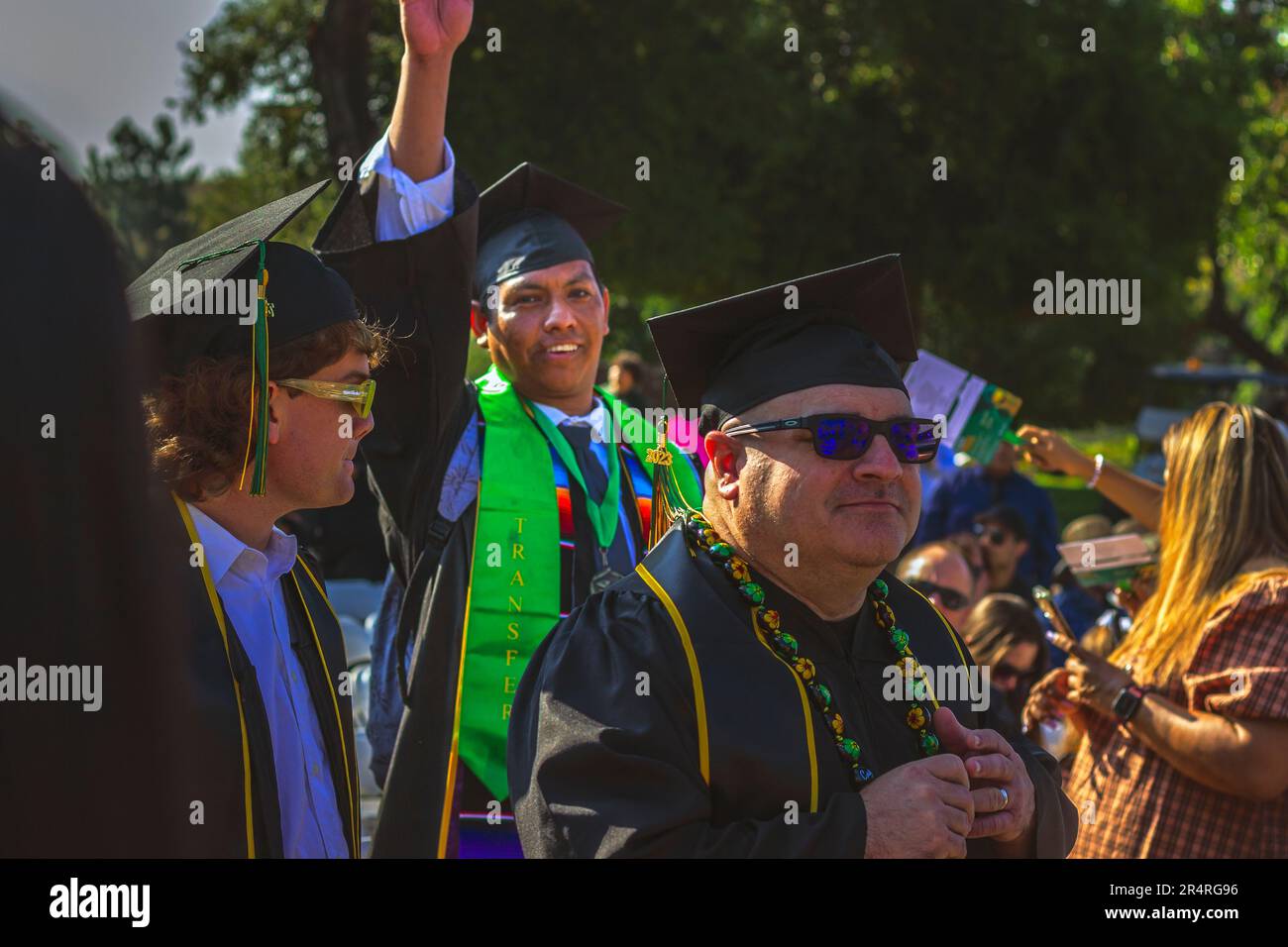 Ein aufbauendes Bild, in dem der 2023-Absolvent Gio Skelton winkt, während er mit seiner Klasse spaziert, um seinen Abschluss am Crafton Hills College Commencement zu erhalten Stockfoto