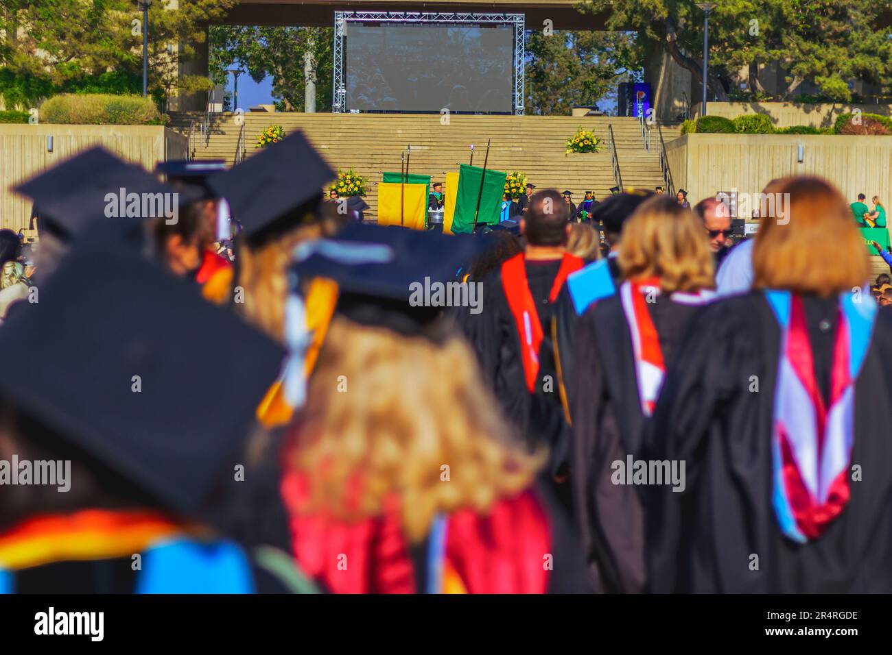 Ein inspirierendes Bild von den Dozenten, Mitarbeitern und Professoren des Crafton Hills College, die an der Abschlusszeremonie 2023 teilnehmen Stockfoto