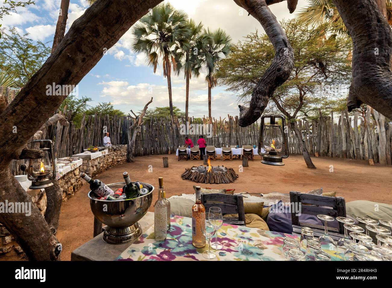 Speisen im Freien im Boma im Onguma Game Reserve, Namibia, Afrika Stockfoto