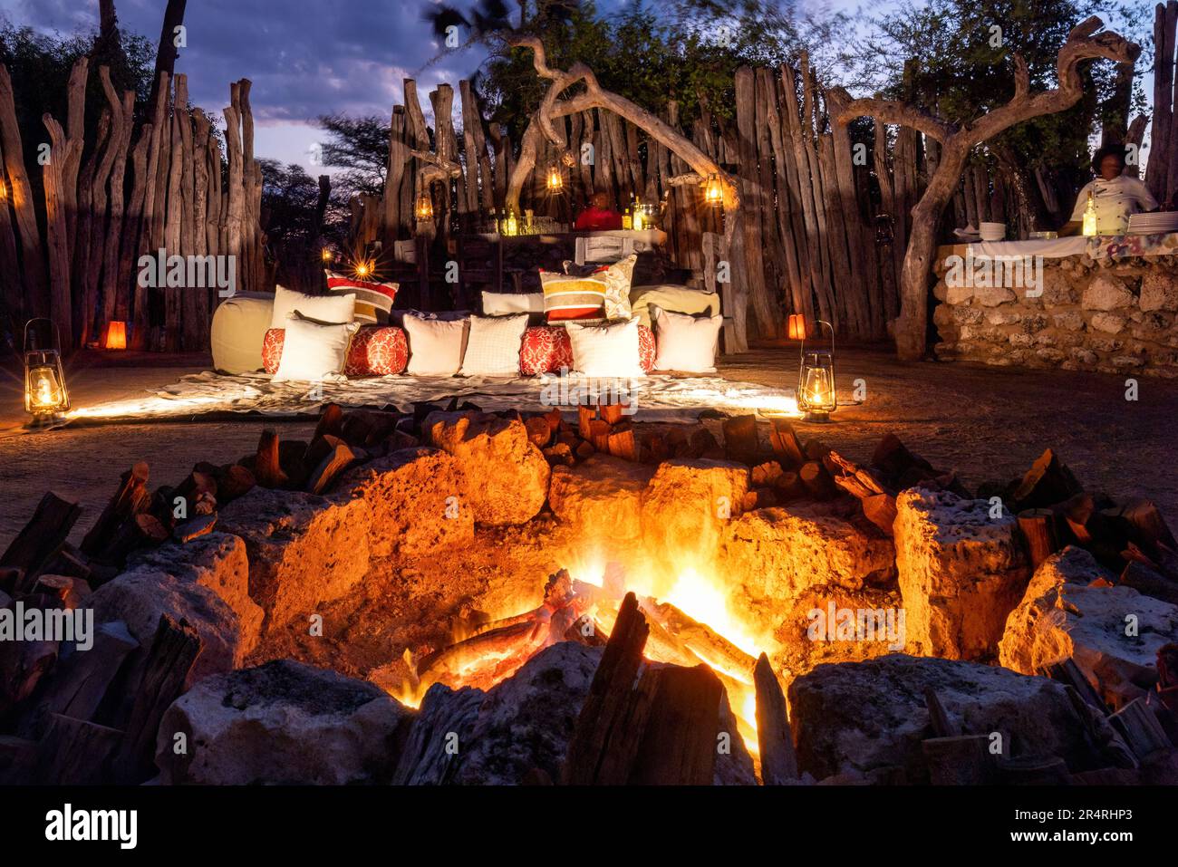 Luxuriöses Outdoor Dining im Boma im Onguma Game Reserve, Namibia, Afrika Stockfoto