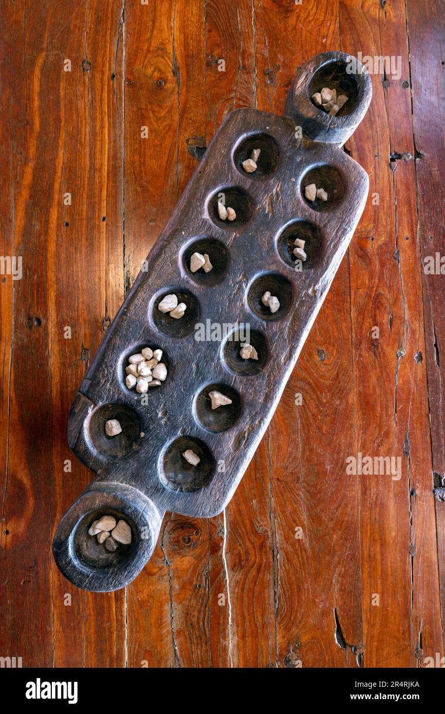 Traditionelles Mancala-Spiel im Onguma Bush Camp - Onguma Game Reserve, Namibia, Afrika Stockfoto