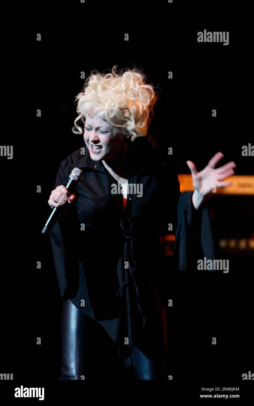 Cyndi Lauper tritt live in einem Konzert im State Theatre auf. Sydney, Australien. 29.02.2008. Stockfoto