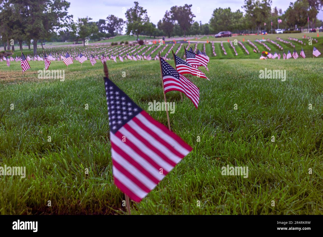 Ein rührendes Foto mit amerikanischen Flaggen an den Veteranengräbern auf dem Riverside National Cemetery, das mit einer fesselnden, flachen Schärfentiefe ausgestellt ist Stockfoto