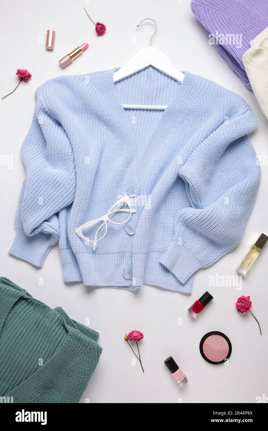 Damenmode und Accessoires. Flacher, lässiger weiblicher Look mit warmem Pullover und Sonnenbrille. Stockfoto