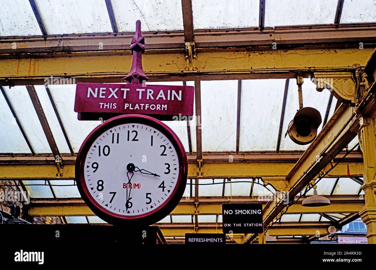 Keighley Railway Station Clock and Signs, Keighley Worth Valley Railway, Yorkshire, England Stockfoto