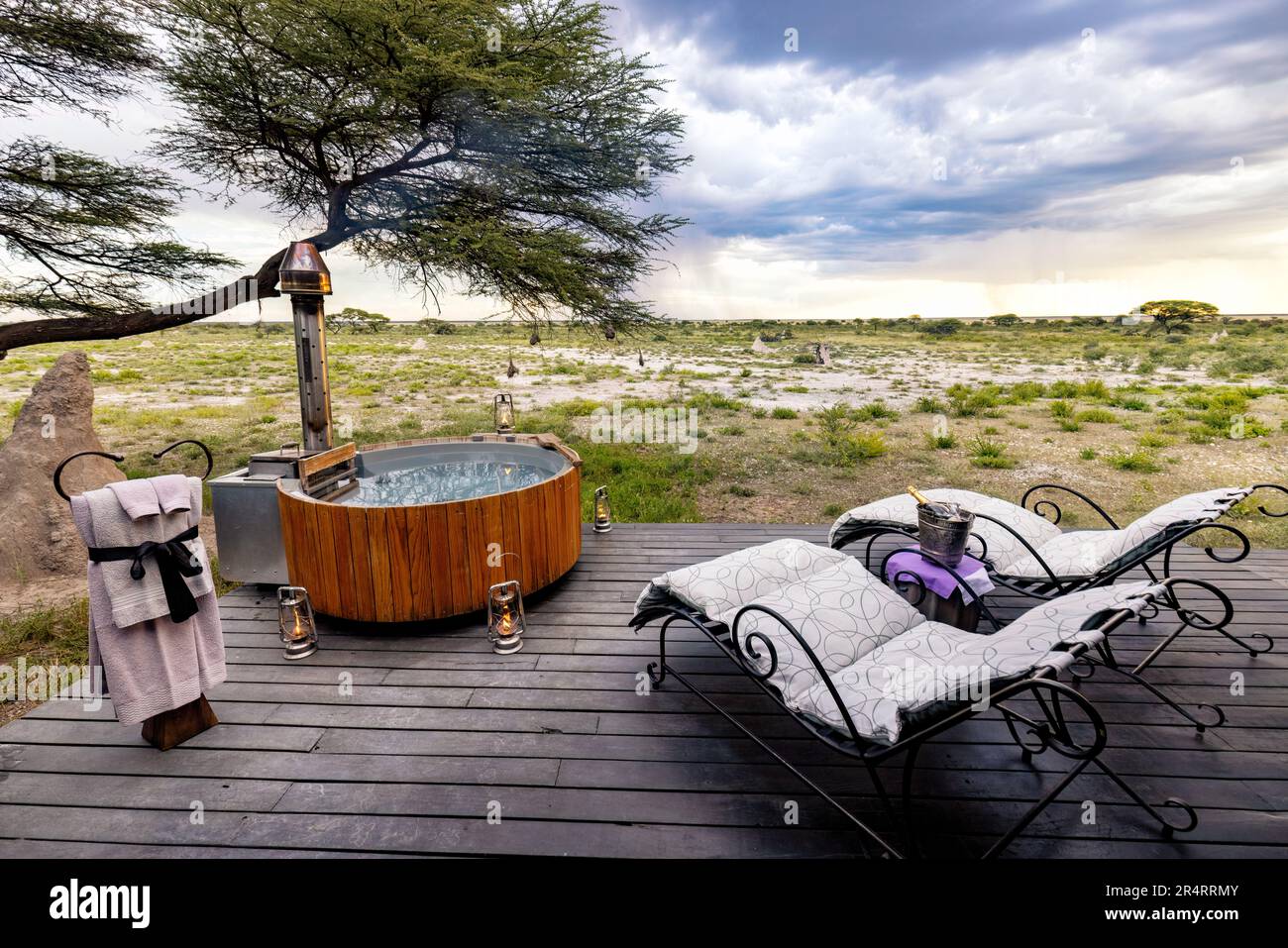 Terrasse der Flitterwochen-Suite - Onguma The Fort, Onguma Game Reserve, Namibia, Afrika Stockfoto