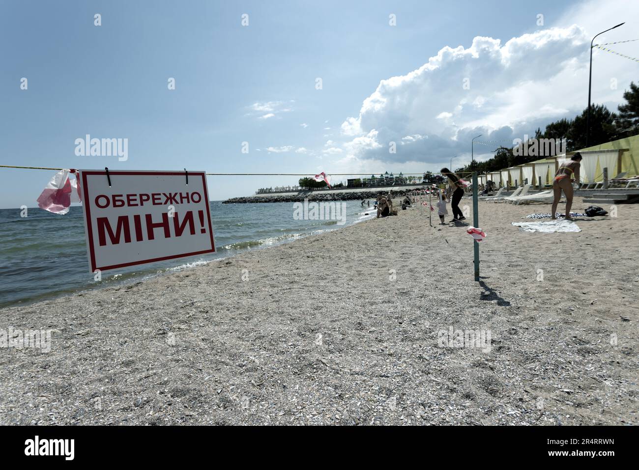 ODESSA, UKRAINE 15. MAI 2023 Minengefahrenschild am Sandstrand des städtischen Meeres in