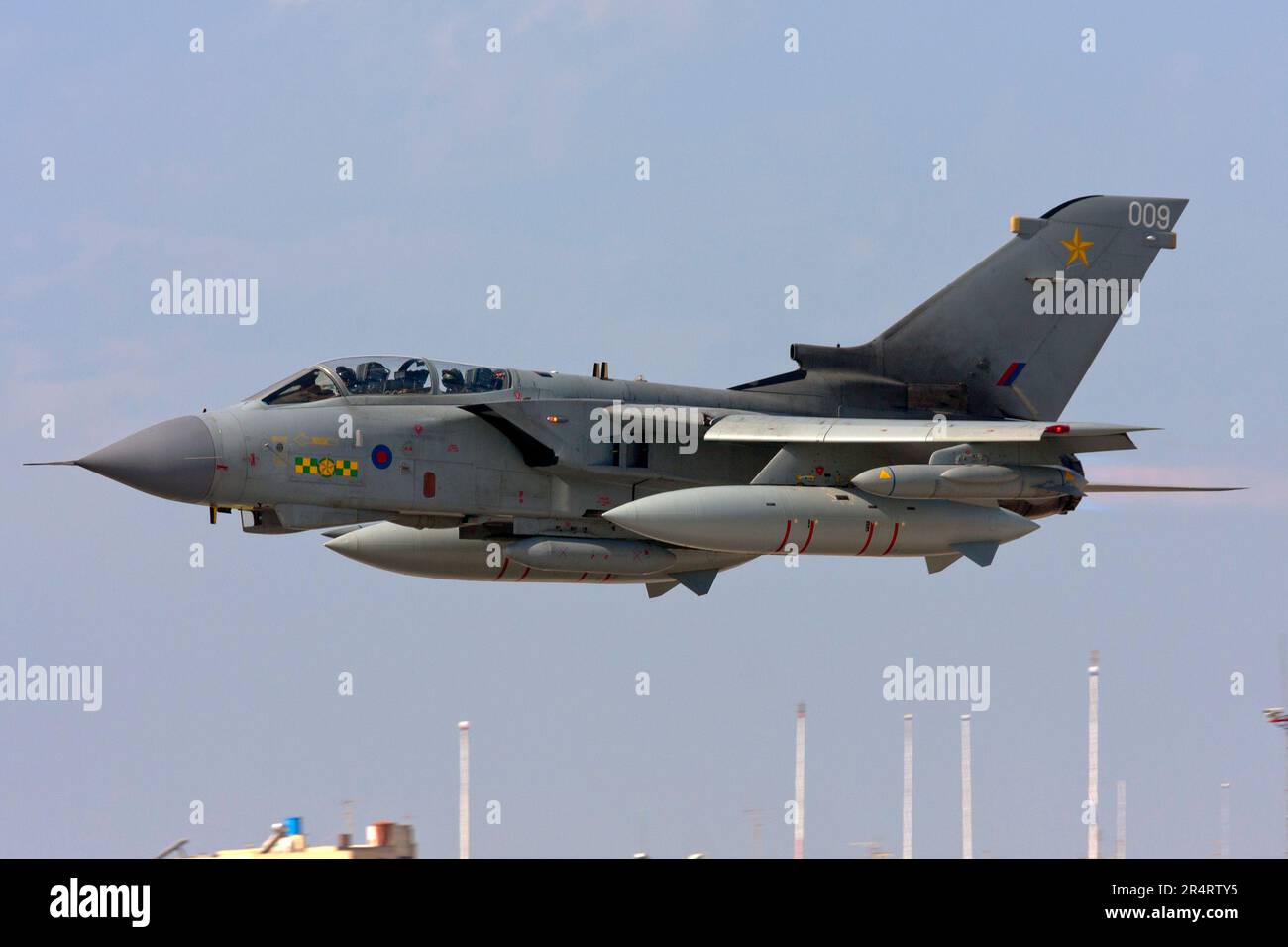 Royal Air Force Panavia Tornado GR4 startet schnell und tief von Landebahn 14. Stockfoto