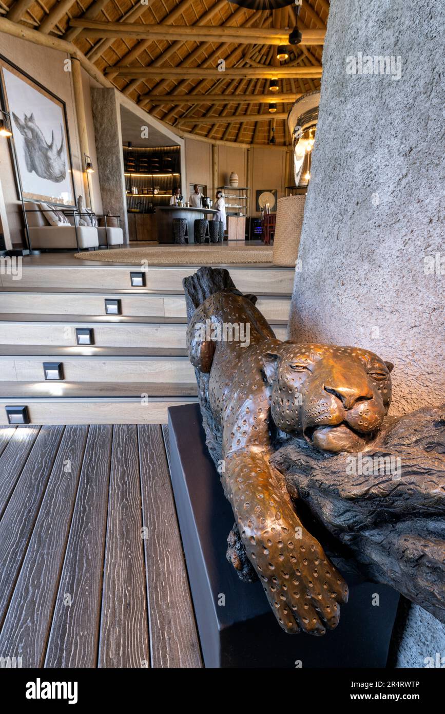 Wunderschöne Bronze-Leopardenskulptur am Eingang des Onguma Camp Kala - Onguma Wildreservat, Namibia, Afrika Stockfoto