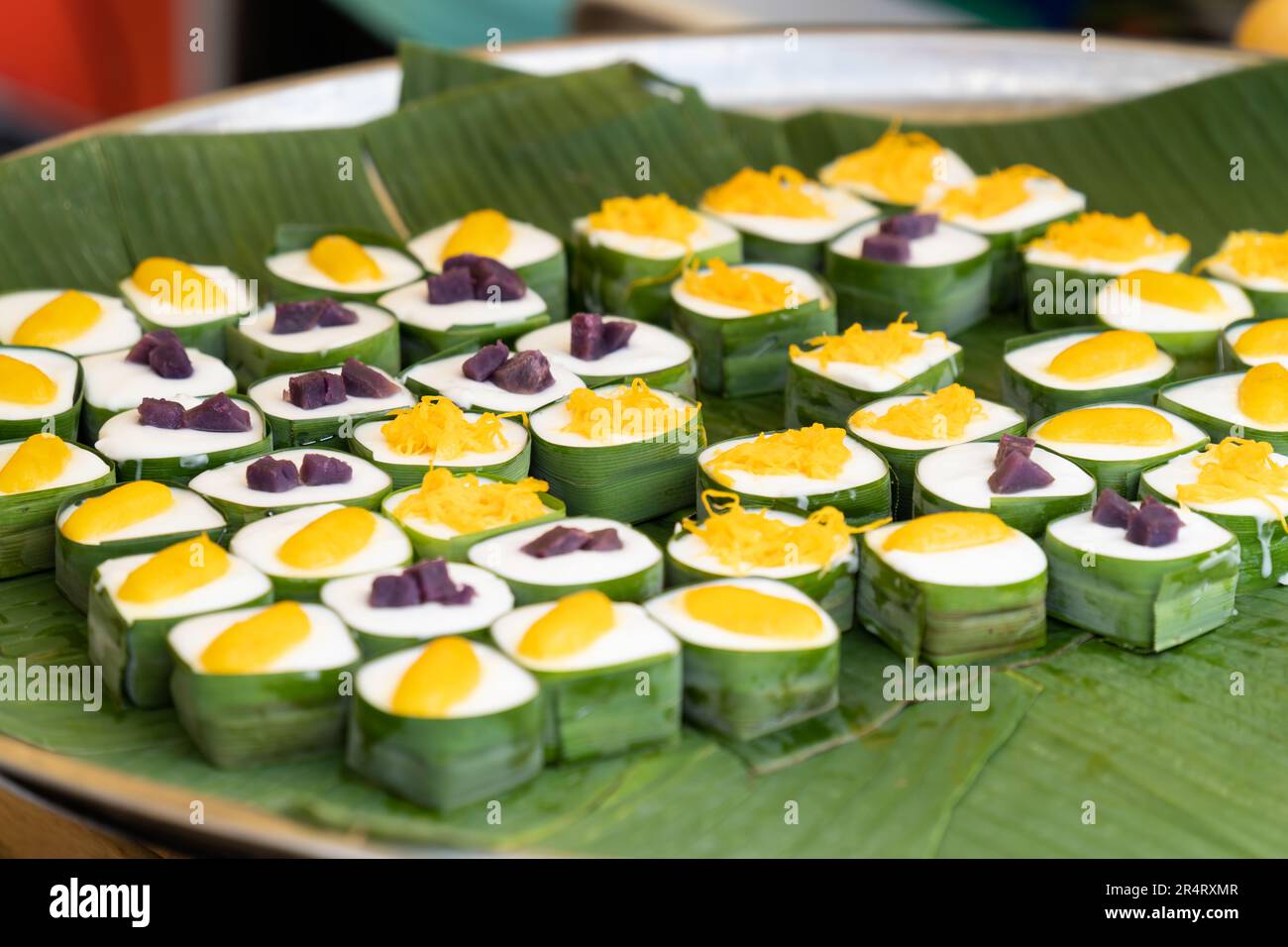 Kokosnussgelee mit Pandanblättern und tropischen Früchten als Belag. Traditionelle Thailändische Desserts Stockfoto