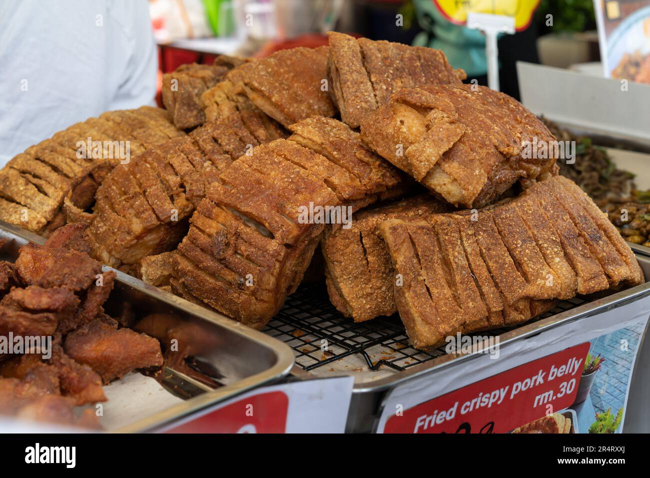 Nahaufnahme des gebratenen knusprigen Schweinebauchs, der auf dem Basar verkauft wird. Stockfoto