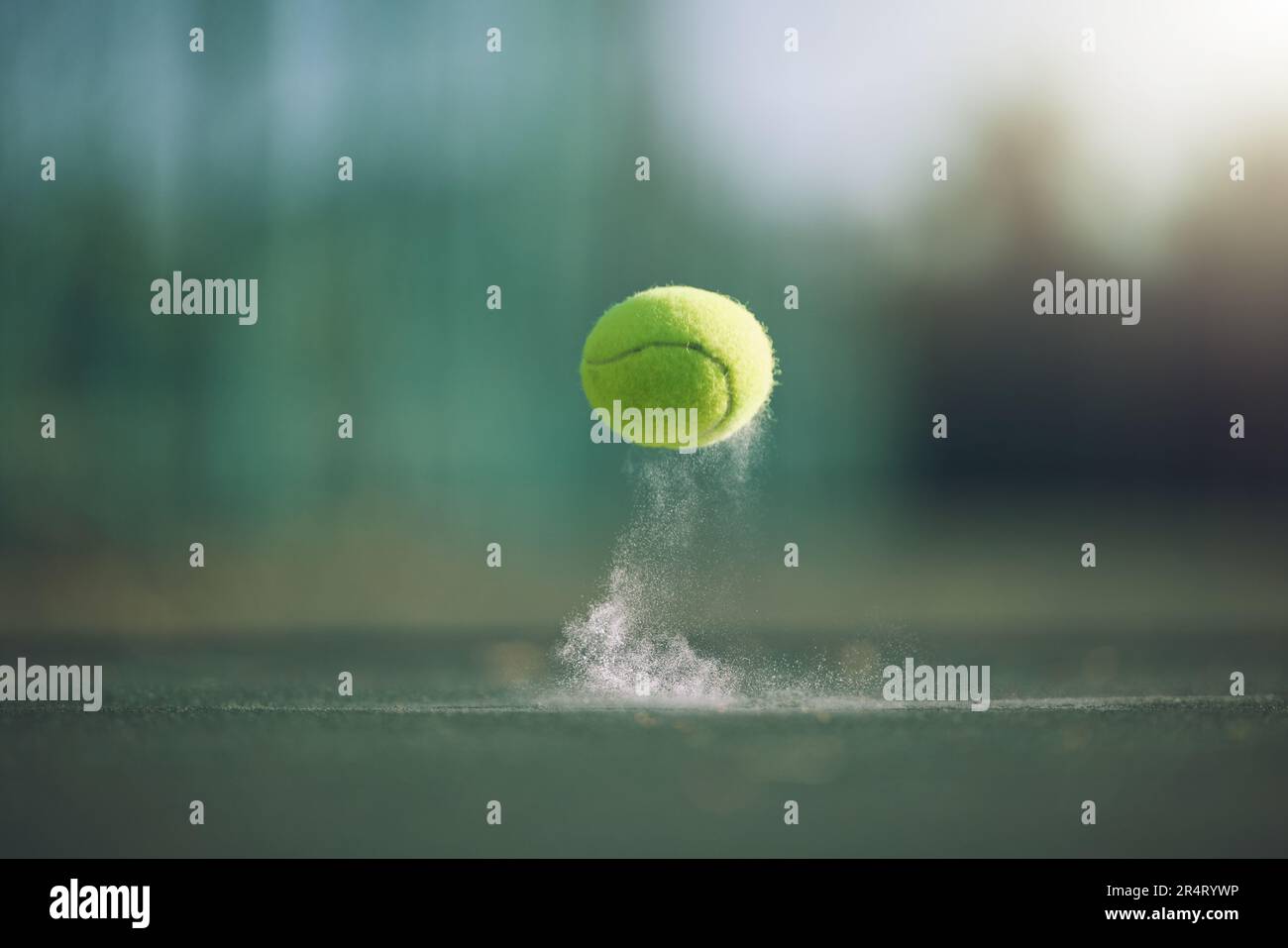 Sport, Tennis und ein Ball, der während eines Spiels, Wettkampfs oder Trainings mit Kreide auf einem Platz im Freien hüpft. Fitness, Training und Club mit Stillleben Stockfoto