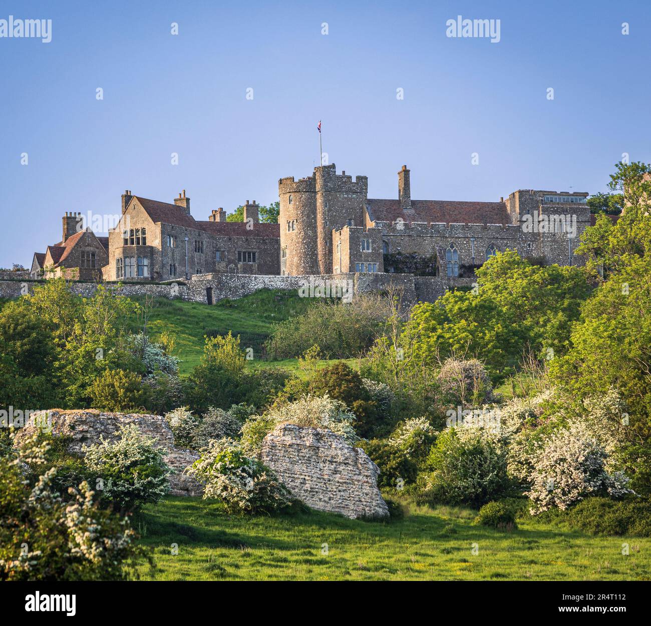 Blick auf Lympne Castle und die Ruinen der römischen Burg Stutfall in der Nähe von Hythe in Kent Südostengland Großbritannien Stockfoto