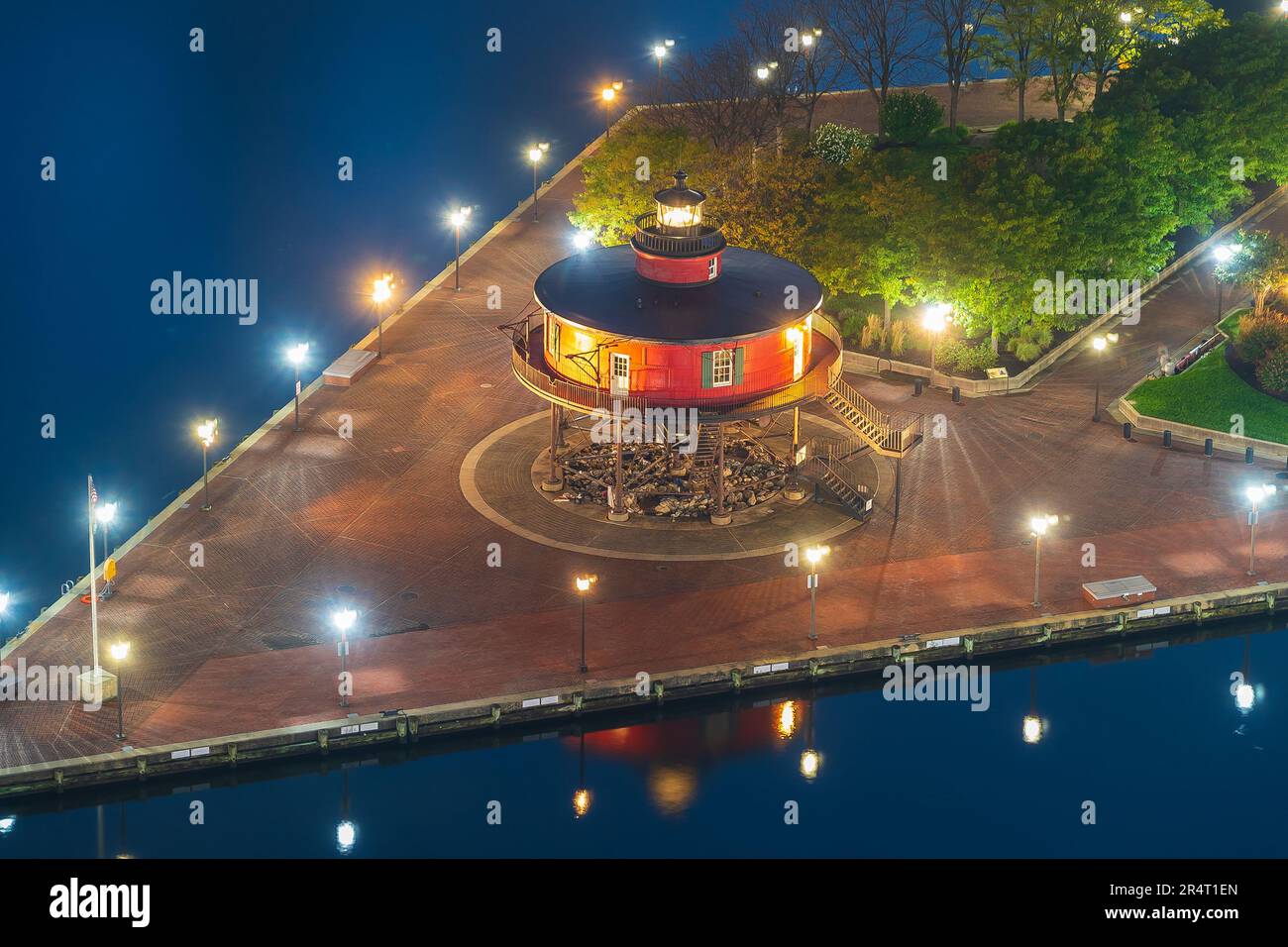 Roter Leuchtturm bei Nacht, Inner Harbor in Baltimore, Maryland, USA Stockfoto