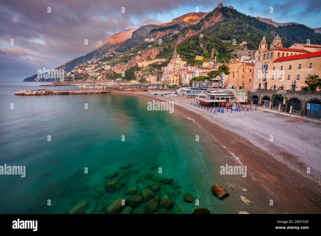 Amalfi, Italien. Stadtbild der berühmten Küstenstadt Amalfi, gelegen an der Amalfiküste, Italien bei Sonnenaufgang. Stockfoto