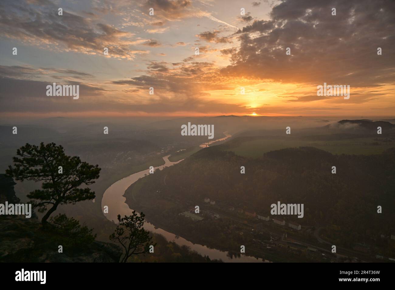 Das Lilienstein in den Elbsandsteinbergen bei Sonnenaufgang Stockfoto