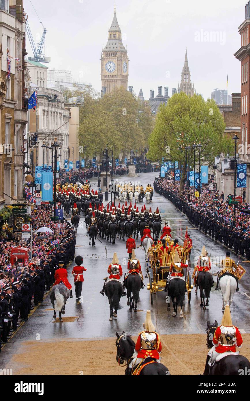 König Karl III. Und Königin Camilla, fahren Sie vom Buckingham Palace im Gold State Coach zur Westminster Abbey zur Krönung. Stockfoto