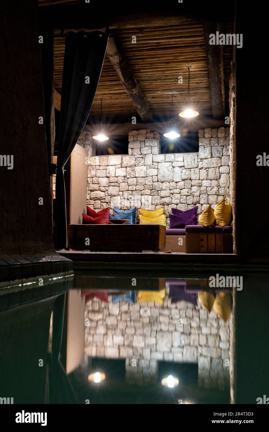 Reflexionspool und Lounge im Onguma The Fort, Onguma Game Reserve, Namibia, Afrika Stockfoto