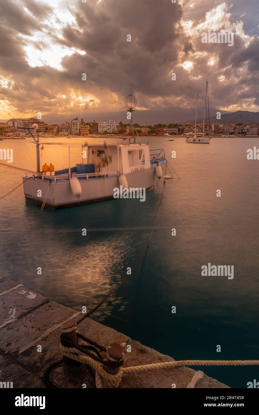 Blick auf Giardini-Naxos Bay bei Sonnenuntergang, Provinz Messina, Sizilien, Italien, Mittelmeer, Europa Stockfoto