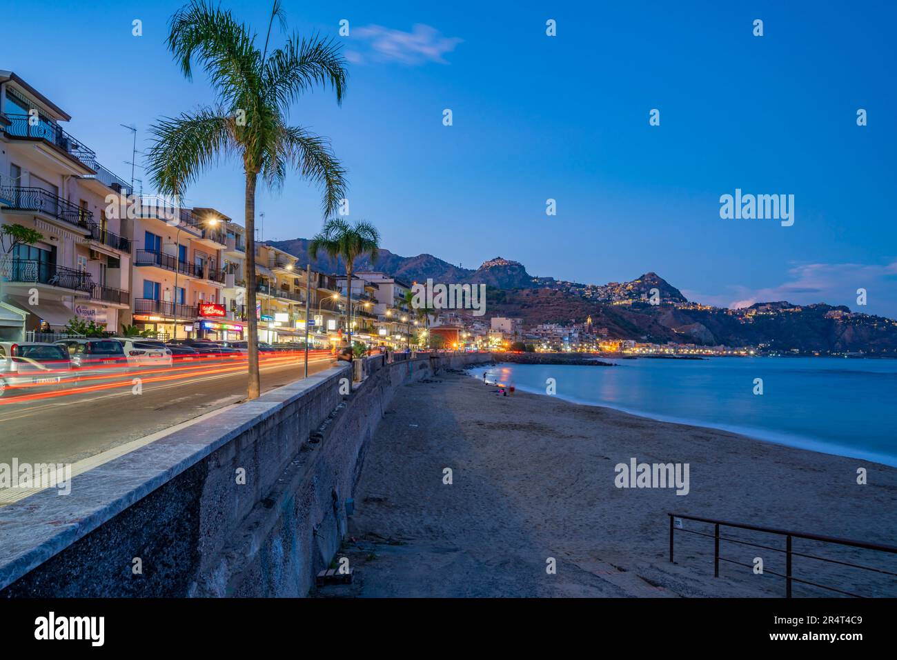 Blick auf die Promenade Giardini-Naxos in der Abenddämmerung, Provinz Messina, Sizilien, Italien, Mittelmeer, Europa Stockfoto
