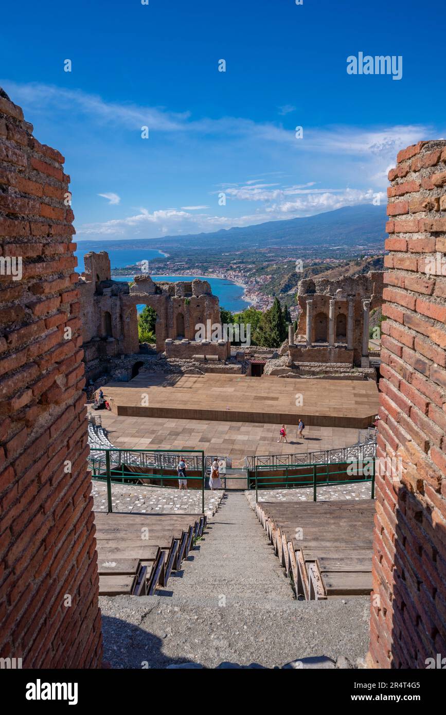 Blick auf das griechische Theater in Taormina mit dem Ätna im Hintergrund, Taormina, Sizilien, Italien, Europa Stockfoto