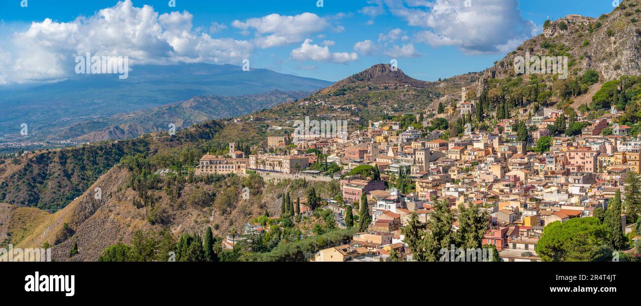 Blick auf Taormina mit dem Ätna im Hintergrund vom griechischen Theater, Taormina, Sizilien, Italien, Europa Stockfoto