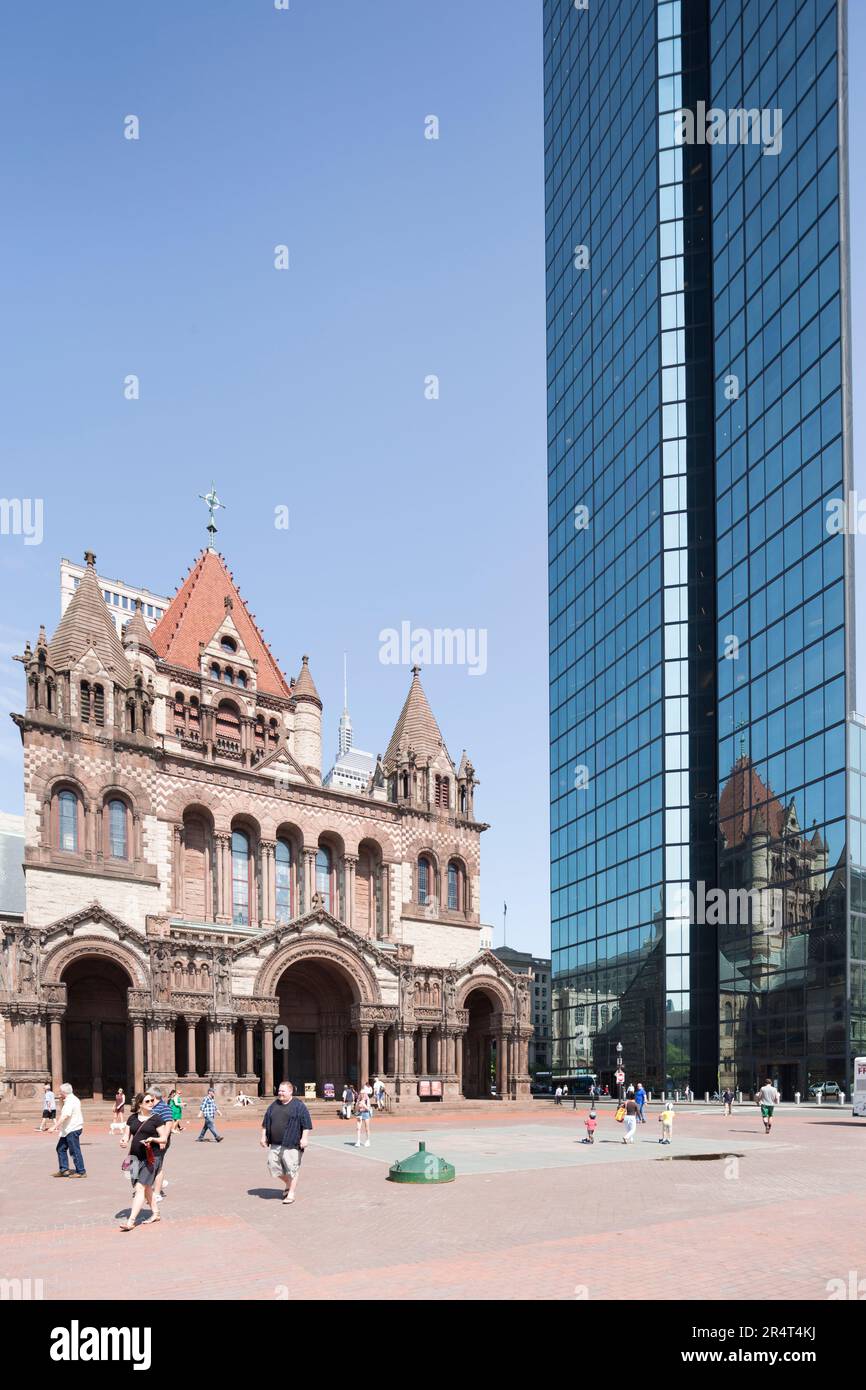 USA, Massachusetts, Boston, Copley Square mit Blick auf Trinity Church und John Hancock Tower. Stockfoto