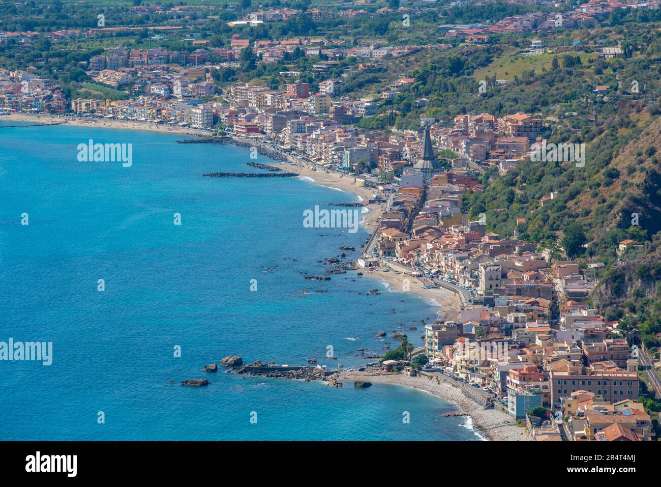 Blick über die Bucht von Naxos bis zum fernen Giardini-Naxos, Taormina, Messina, Sizilien, Italien, Europa Stockfoto