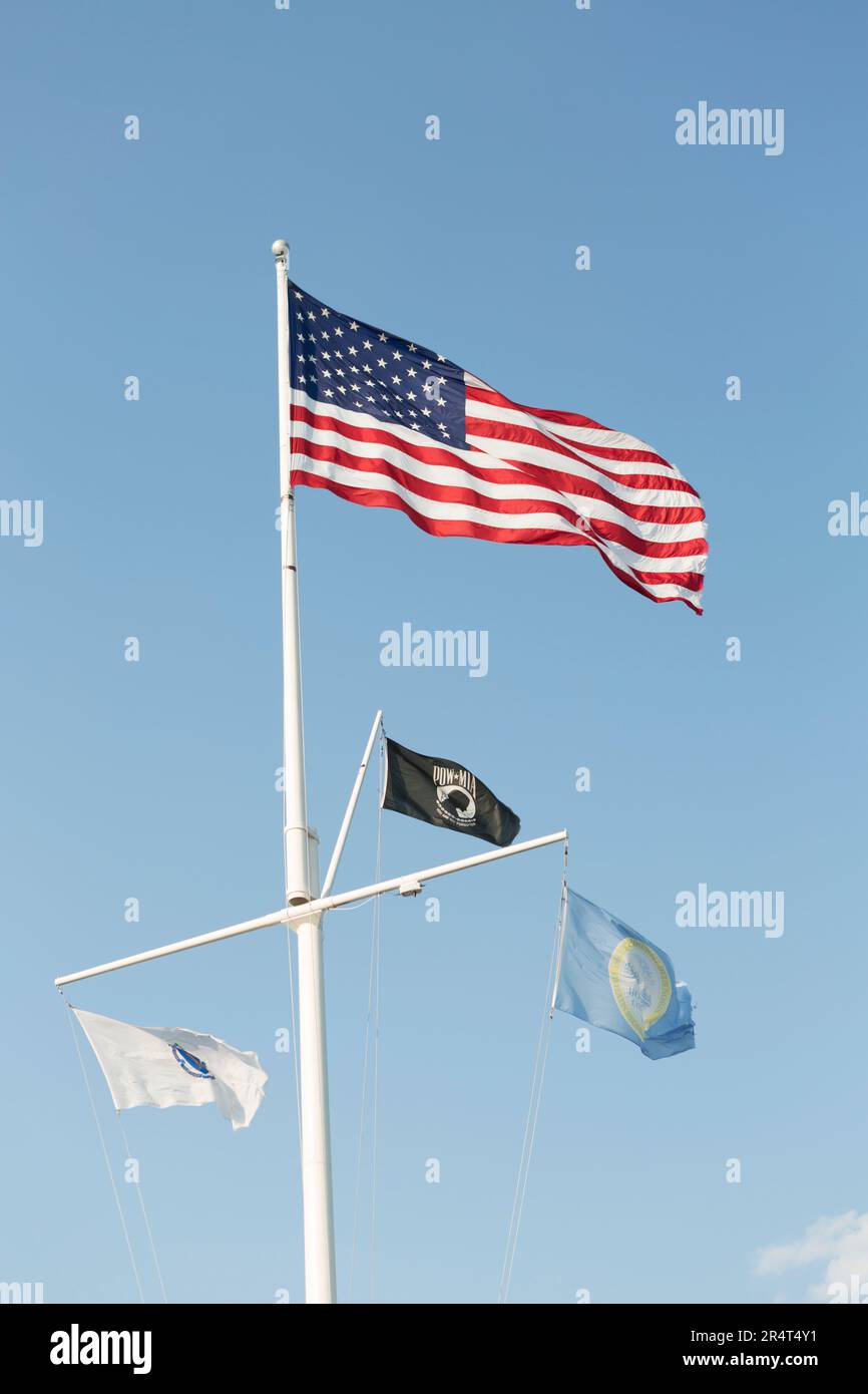 USA, Massachusetts, Boston, USA Flagge von einem Boot in der Boston Waterboat Marina. Stockfoto