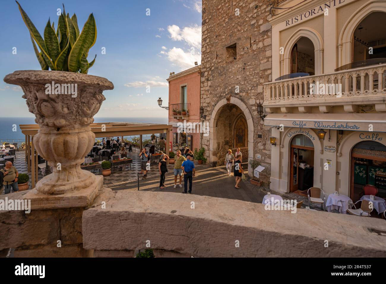 Blick auf Torre dell'orologio e Porta di Mezzo und die belebte Straße in Taormina, Taormina, Sizilien, Italien, Europa Stockfoto