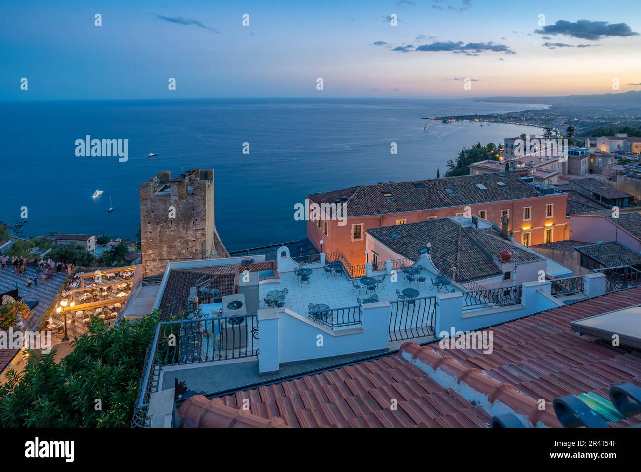 Blick auf Taormina und die Bucht von Naxos in der Abenddämmerung, Taormina, Sizilien, Italien, Europa Stockfoto