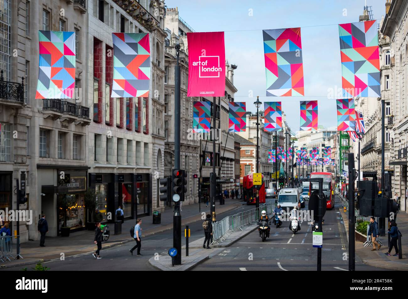 London, Großbritannien. 30. Mai 2023 Farbenfrohe Flaggen, die von der bekannten bildenden Künstlerin und Königlichen Akademikerin Rana Begum RA geschaffen wurden, werden über den Straßen von Piccadilly enthüllt. Mit geometrischen Mustern, die von traditioneller islamischer Kunst und Architektur inspiriert sind, feiern die Designs den Multikulturalismus Londons und sind Teil des kostenlosen und saisonalen Kunstprogramms Art After Dark, das im Juni zurückkehrt, wenn Kunstinstitutionen und unabhängige Kunsthäuser im West End bis spät geöffnet bleiben. Kredit: Stephen Chung / EMPICS / Alamy Live News Stockfoto